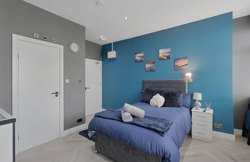 Hanger Hill Apartment | K Suites - Cozy Central 1 bed w/free parking