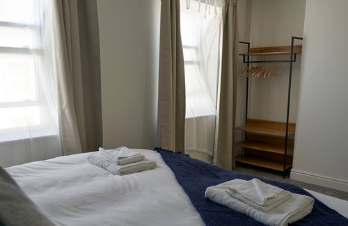 Gloucester Apartment | K Suites - Modern 2 bed Flat in Central Location