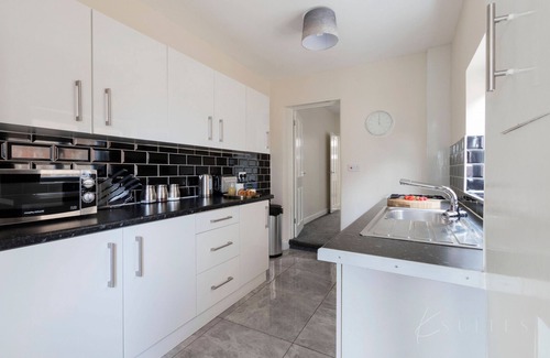Reading City Centre House | K Suites - Modern 4 bed House - Sleeps 8