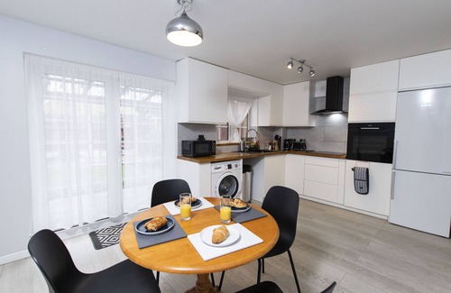 Bowthorpe House | K Suites - Stunning 2 bed House w/free parking