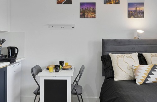 Hanger Hill Apartment | K Suites - Stunning Central 1 bed w/free parking