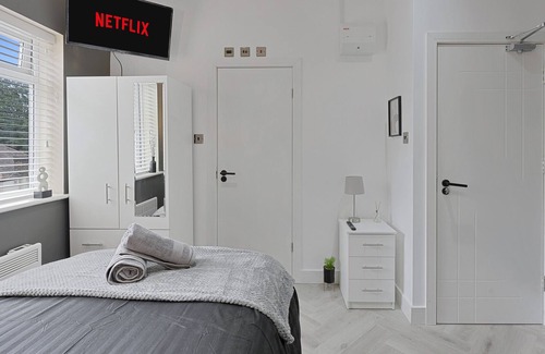 Hanger Hill Apartment | K Suites - Stunning Central 1 bed w/free parking