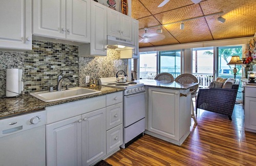 Kahaluu Bay Cottage | Kailua-Kona House w/ Deck & Ocean Views!