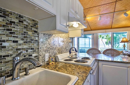 Kahaluu Bay Cottage | Kailua-Kona House w/ Deck & Ocean Views!