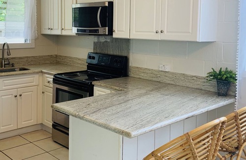 Coconut Grove Cottage | Kaimana Cottage - Walking Distance to beach!