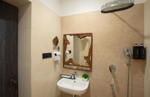 Mylapore Tiruvallikk Hotel | Kaira Park