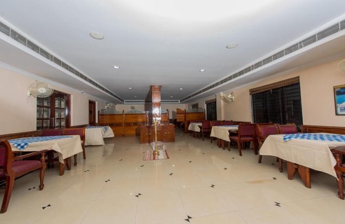 Irinjalakuda Hotel | Kallada Golden Hotel
