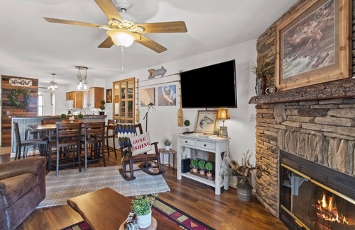 Table Rock Condo | KamAlot Kottage~Luxury Lakeview Condo~Pointe Royale Resort~Pools