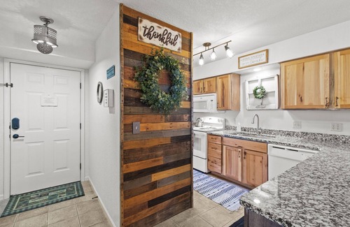 Table Rock Condo | KamAlot Kottage~Luxury Lakeview Condo~Pointe Royale Resort~Pools