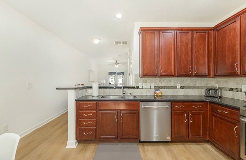 Umstead House | Kamp Koral - Walk to Umstead; 5 Mi. to Airport; Lenovo Center; 2 Kings; Quiet