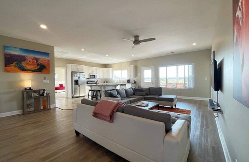 Kanab House | Kanab 4BR Retreat | Stunning Red Rock Views, Stargazing, Family & Pet Friendly