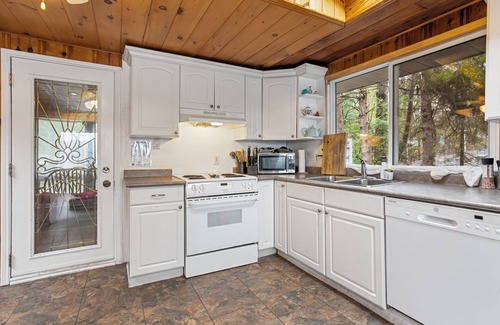 Minden Hills Cottage | Kanata House - Charming Lakeside Cottage