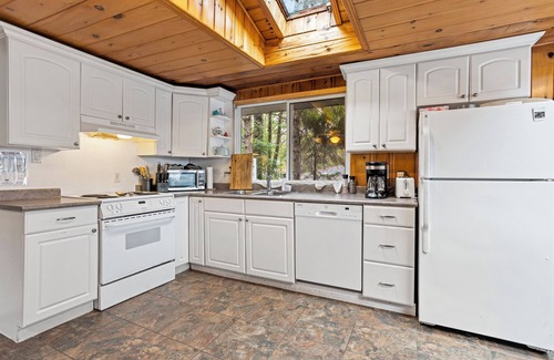 Minden Hills Cottage | Kanata House - Charming Lakeside Cottage