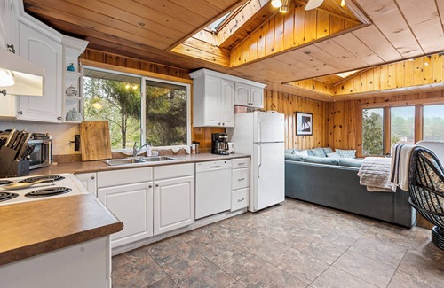 Minden Hills Cottage | Kanata House - Charming Lakeside Cottage