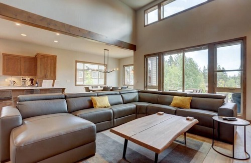 Bend House | Kangaroo Loop - Closest to Bachelor! 5BR/3.5BA, Jacuzzi