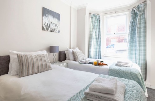 Reading Apartment | Karah Suites - Palmer Park - 4 Bedroom