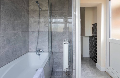 Reading Apartment | Karah Suites - Palmer Park - 4 Bedroom