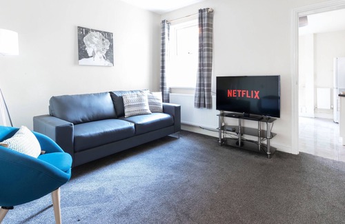 Reading Apartment | Karah Suites - Palmer Park - 4 Bedroom