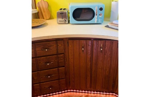 Floyd House | “Karma” - sunny and spacious retro downtown fun!