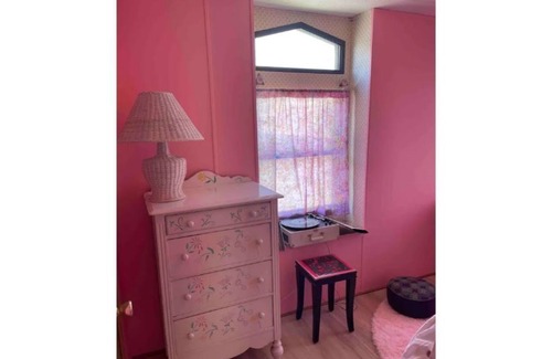 Floyd House | “Karma” - sunny and spacious retro downtown fun!