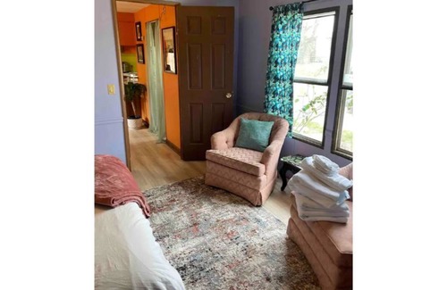 Floyd House | “Karma” - sunny and spacious retro downtown fun!