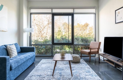 Del Ray Apartment | Kasa | Charming 2 BD + Fire Pit | Alexandria