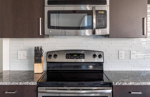 Del Ray Apartment | Kasa | Charming 2 BD + Fire Pit | Alexandria