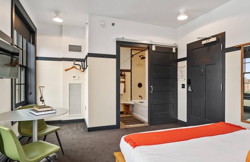 East Liberty Apartment | Kasa | Comfy Studio, Nearby Bakery Square | The Maverick