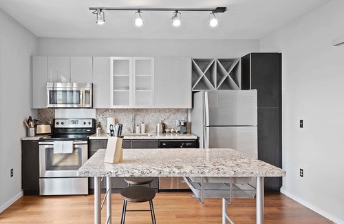 South Side Flats Apartment | Kasa | Welcoming Space Near South Side Marina | Pittsburgh