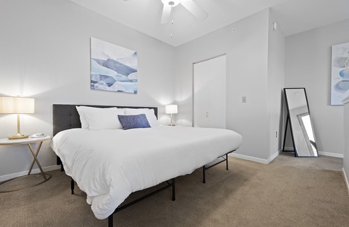 South Side Flats Apartment | Kasa | Within Walking Distance of City Theatre | Pittsburgh