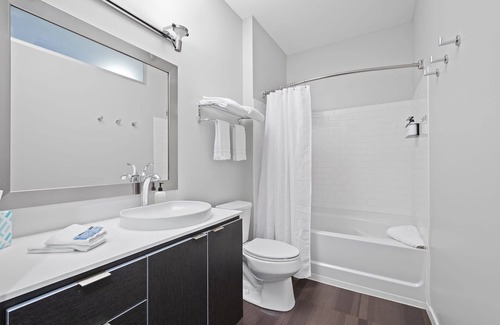 South Side Flats Apartment | Kasa | Within Walking Distance of City Theatre | Pittsburgh