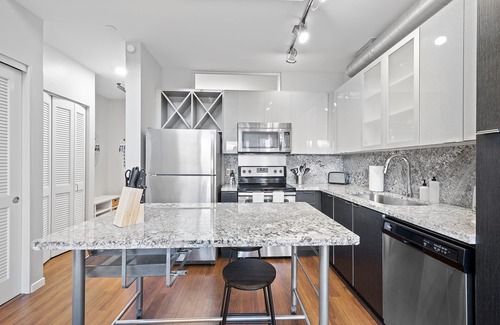 South Side Flats Apartment | Kasa | Within Walking Distance of City Theatre | Pittsburgh