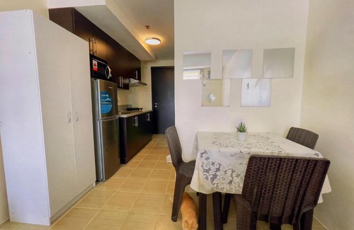 Ugong Apartment | Kasara De Ulap BEST Staycation - 25th Floor City View - Pool & Fast Wi-Fi