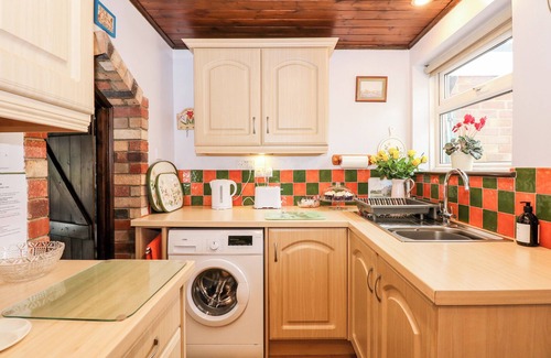 King's Lynn Cottage | KATHY'S COTTAGE, pet friendly, with a garden in King's Lynn