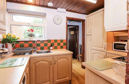 King's Lynn Cottage | KATHY'S COTTAGE, pet friendly, with a garden in King's Lynn