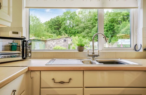 Glangrwyney Cottage | KAVIENG, pet friendly, with a garden in Gilwern