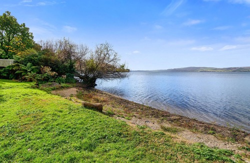 Kawaha Point Cottage | KAWAHA POINT LOOKOUT - ROTORUA HOLIDAY HOME, with a garden in Rotorua