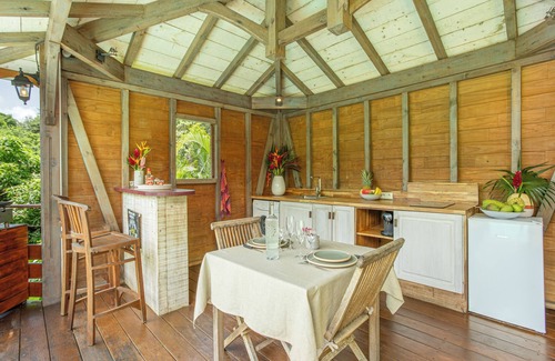 Le Marin Cottage | Kay pirina: romantic lodge with pool and sea view