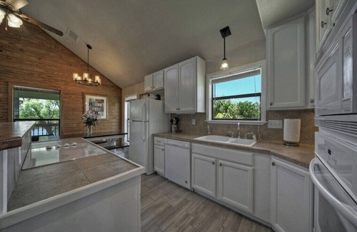 Burnet House | Kayaks, Boat Lift, Ping-Pong, Dog-Friendly