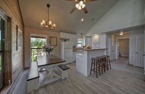 Burnet House | Kayaks, Boat Lift, Ping-Pong, Dog-Friendly