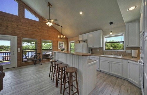 Burnet House | Kayaks, Boat Lift, Ping-Pong, Dog-Friendly