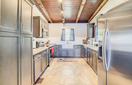 Dade City House | Kayaks/Spa/Pool/Firepit/Dog friendly Lakehouse Getaway!