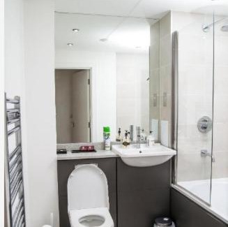 Stratford Cabin | Kayz Lodge- Luxury Ensuite-Private & Shared Accommodation in a New House at the Olympic village overlooking Stratford Westfield and Tube Station