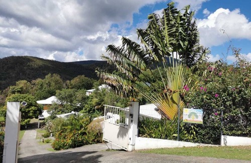 Malendure Cottage | Kaz Café 4-Bedroom Bungalow