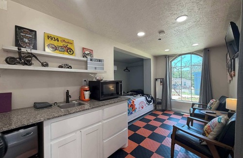 Medicine Park Apartment | KB Book Fort Sill Tiny House, Slps 4 1BR/1BA.