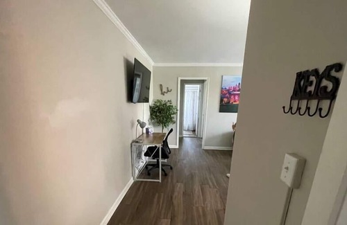 Country Club Plaza Area Apartment | KC Plaza 1 blk One Bedroom with Gym/Pool/Parking