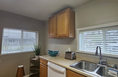 Roseburg House | ~Keasington House, a Mid Century Gem in Hucrest. 2bdrm, 2bath