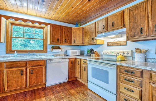Maggie Valley House | Keaton Cottage -Breathtaking Views, Spacious Charm