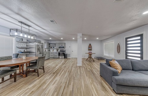 Granbury House | Keep it simple at this peaceful and centrally located house.