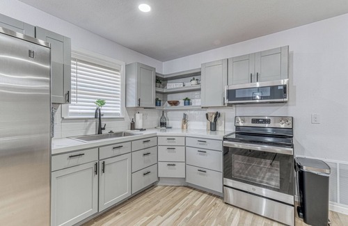 Granbury House | Keep it simple at this peaceful and centrally located house.